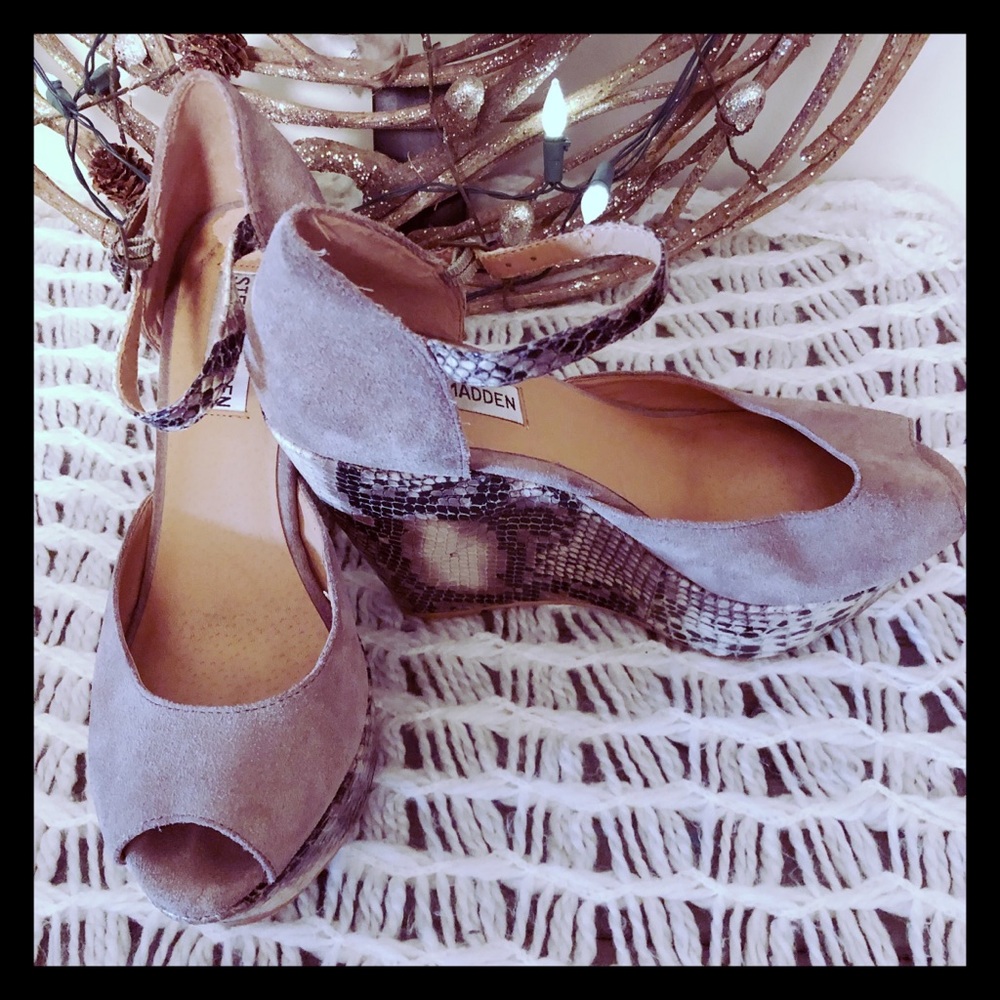 🖤Leather Grey Snake Print Platform Wedges🖤